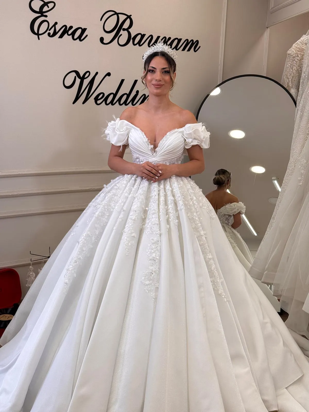 VELINA gelinlik modeli - Drape detaylı modern gelinlik, zarif kıvrımlar ile
